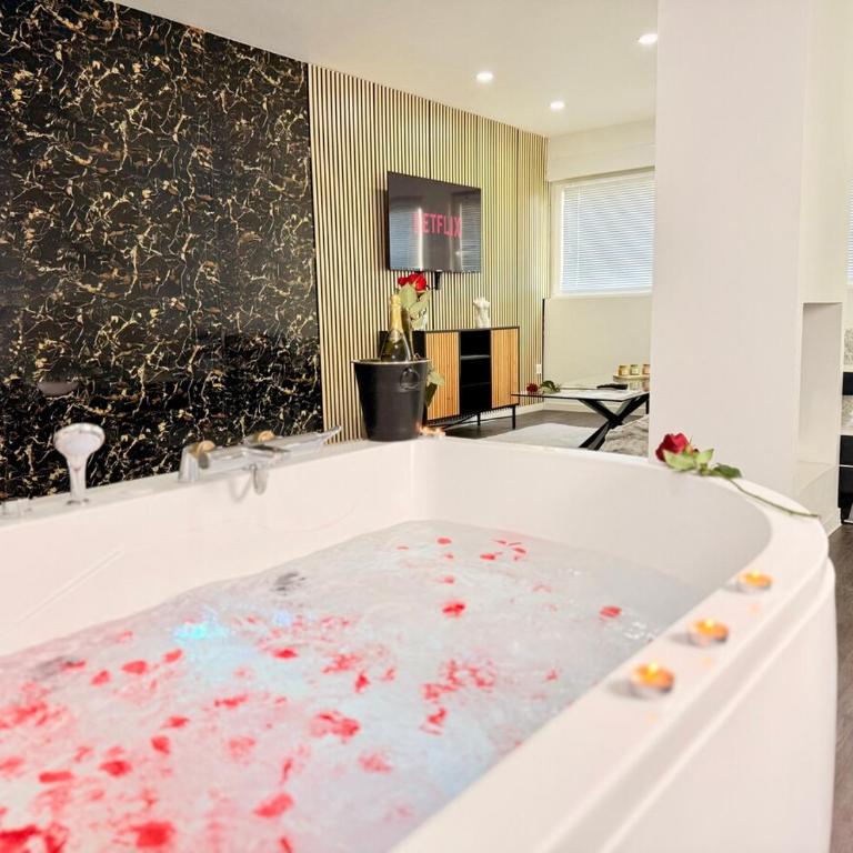 Les Suites Bisous Metz - Jacuzzi & Private Sauna - One-Bedroom Apartment - 8