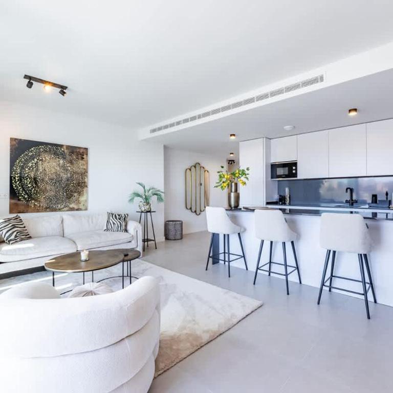 Luxury 2BD Flat - Pools - Parking - Spa - Gym - Apartamento de 2 dormitorios con balcón - 1