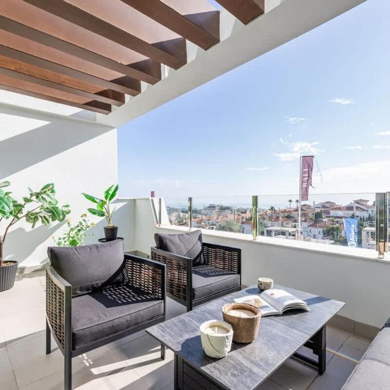 Luxury 2BD Flat - Pools - Parking - Spa - Gym - Apartamento de 2 dormitorios con balcón - 2
