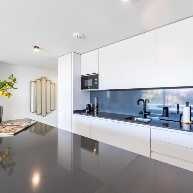 Luxury 2BD Flat - Pools - Parking - Spa - Gym - Apartamento de 2 dormitorios con balcón - 12