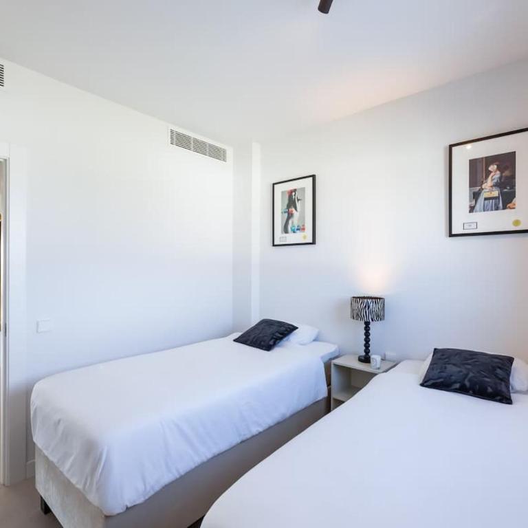 Luxury 2BD Flat - Pools - Parking - Spa - Gym - Apartamento de 2 dormitorios con balcón - 20