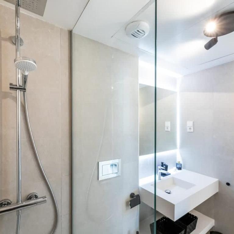 Luxury 2BD Flat - Pools - Parking - Spa - Gym - Apartamento de 2 dormitorios con balcón - 24