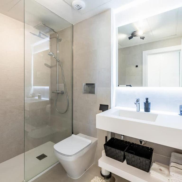 Luxury 2BD Flat - Pools - Parking - Spa - Gym - Apartamento de 2 dormitorios con balcón - 26