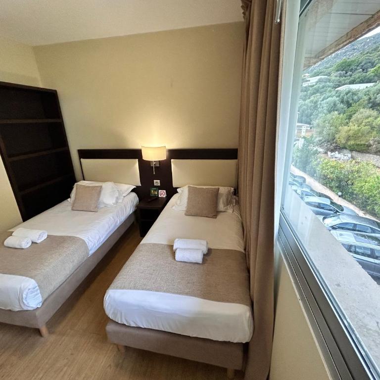 Hôtel La Pinède - Chambre Familiale Communicante - Vue sur Montagnes - 7