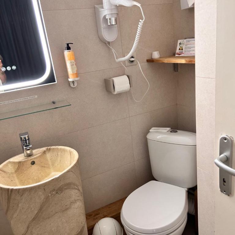 Hôtel La Pinède - Petite Chambre Double Standard (13 m²) - Côté Montagne - 11