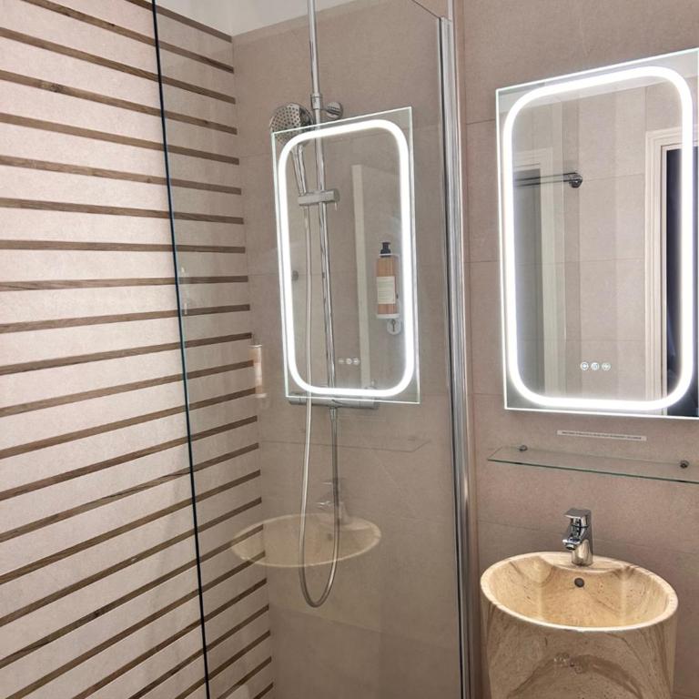 Hôtel La Pinède - Petite Chambre Double Standard (13 m²) - Côté Montagne - 4