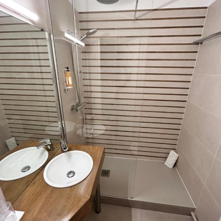 Hôtel La Pinède - Petite Chambre Double Standard avec Balcon (13 m²) - Vue sur Mer - 3