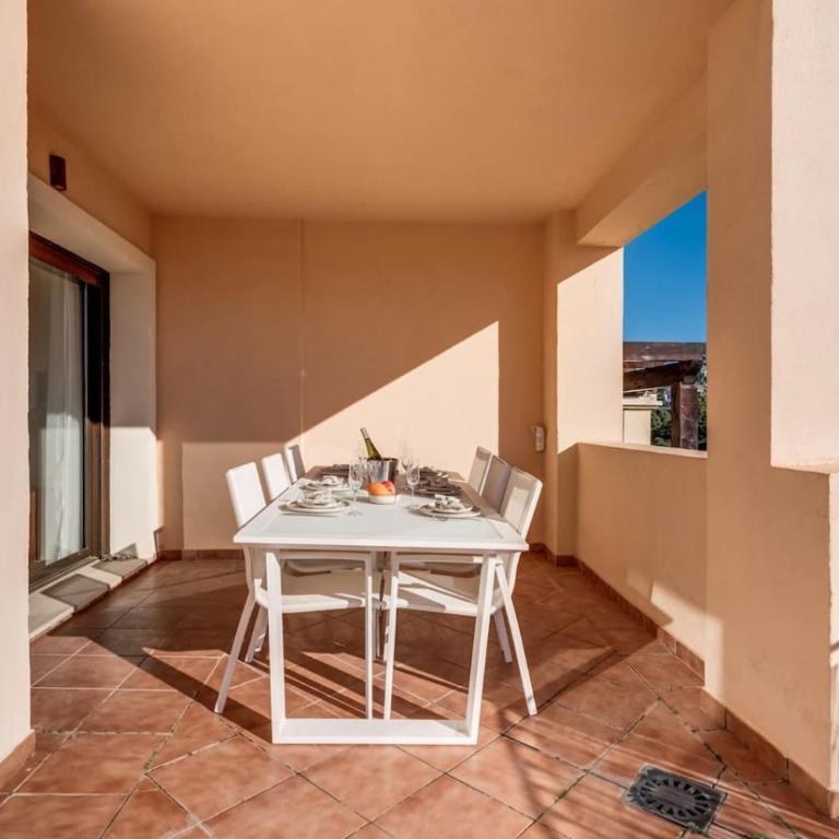 Estepona Golf 2BR Apartment - Private Terrace, Beautiful Views, Near Beach - Apartamento de 2 dormitorios - 23