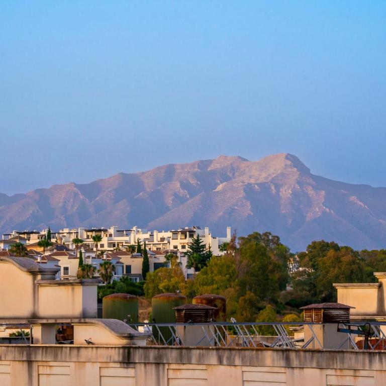 Atico Dúplex en Estepona con Vistas al Mar y Montaña a 10 min de la Playa - Apartamento de 3 dormitorios - 58