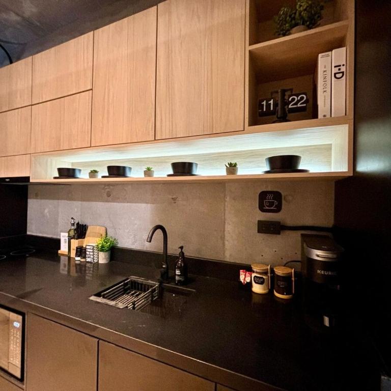 Travel VIP Lounge Themed Stay with Private Parking - One-Bedroom Apartment - 13