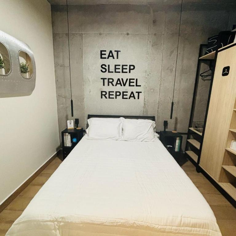 Travel VIP Lounge Themed Stay with Private Parking - One-Bedroom Apartment - 14