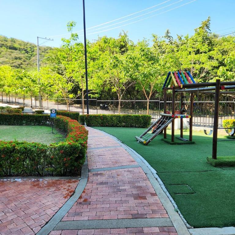 Hermoso apartamento fresco en medio de la naturaleza - Two-Bedroom Family Apartment - 15