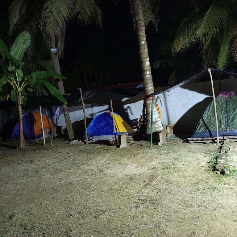 Cabañas y zona de camping Elis Johana - Tienda - 3