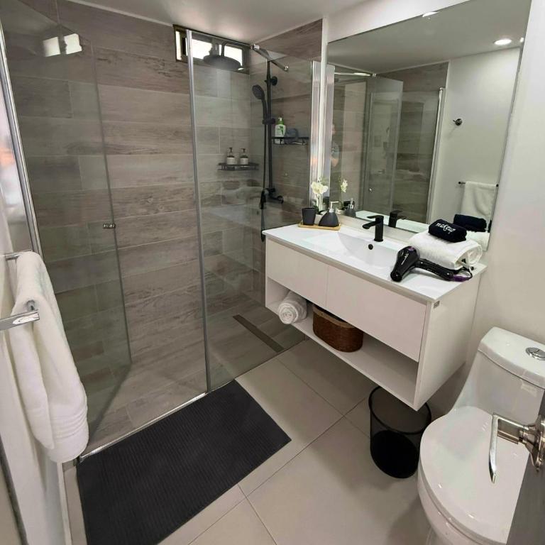 Andes Views, Spacious&Modern, Steps2Metro, AC WiFi - Two-Bedroom Apartment with City View - 2