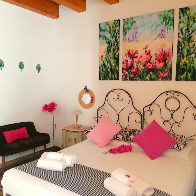 Casa Busari - Double Room with Balcony - 8