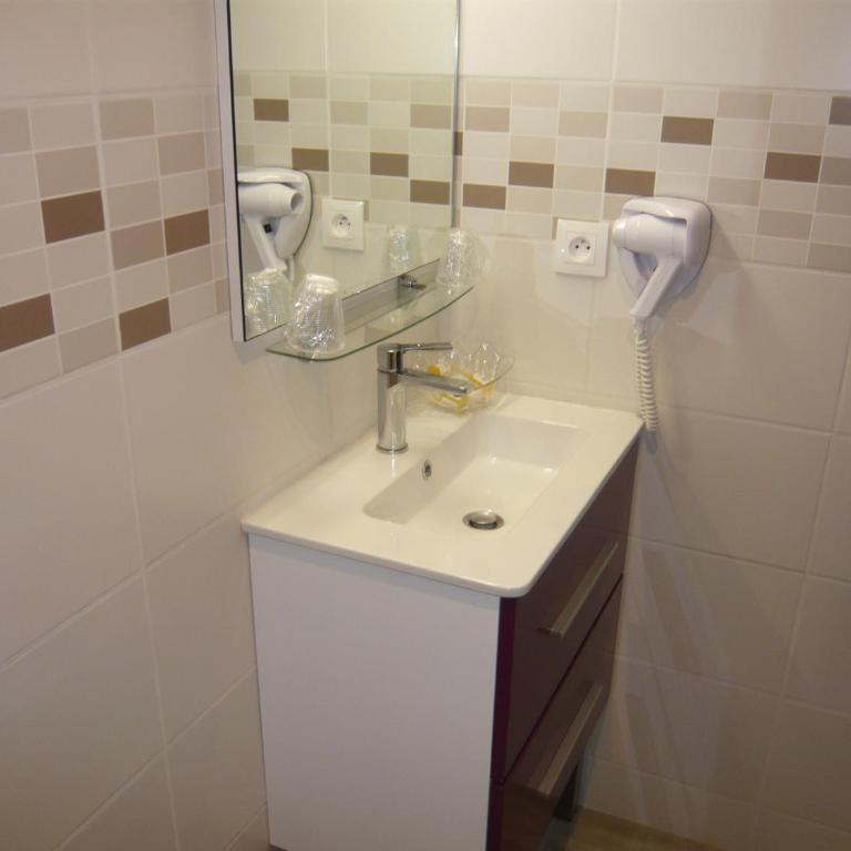 Hôtel Port Beach - Chambre Double Économique - Rez-de-Chaussée - 5