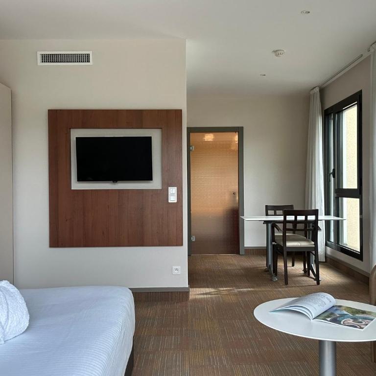 Hôtel Lyon Métropole & Spa - Appartement Familial (2 Adultes + 2 Enfants) - Accès au Spa et Piscine Non Inclus - 3