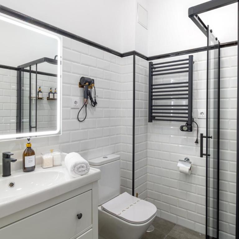 Central and Luxury apartment big capacity in Madrid - Three-Bedroom Apartment - 4