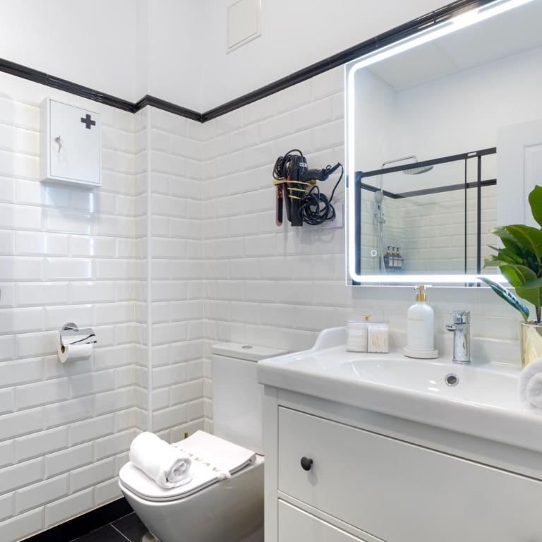 Central and Luxury apartment big capacity in Madrid - Three-Bedroom Apartment - 9