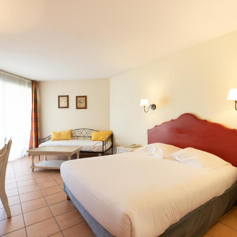 Golden Tulip Avignon Le Paradou - Chambre Quadruple Standard avec 1 Lit King-Size et 2 Lits Simples - Patio Privé - 5
