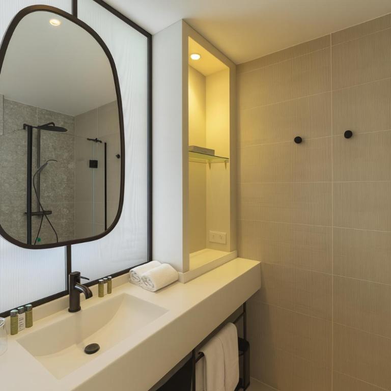 Golden Tulip Avignon Le Paradou - Chambre Double Standard avec Patio Privé - 3