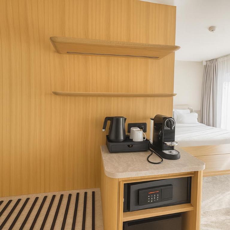 Golden Tulip Avignon Le Paradou - Chambre Double Standard avec Patio Privé - 12