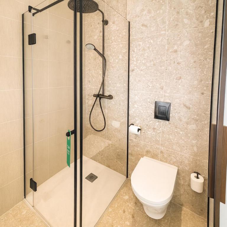 Golden Tulip Avignon Le Paradou - Chambre Double Standard avec Patio Privé - 2