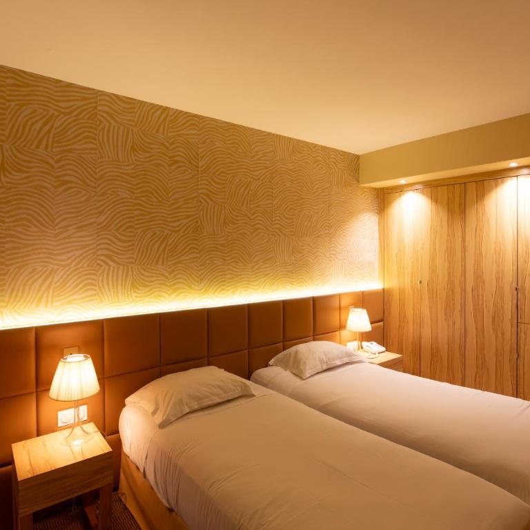 Golden Tulip Avignon Le Paradou - Chambre Quadruple Supérieure avec 1 Lit King-Size et 2 Lits Simples - Patio Privé - 3