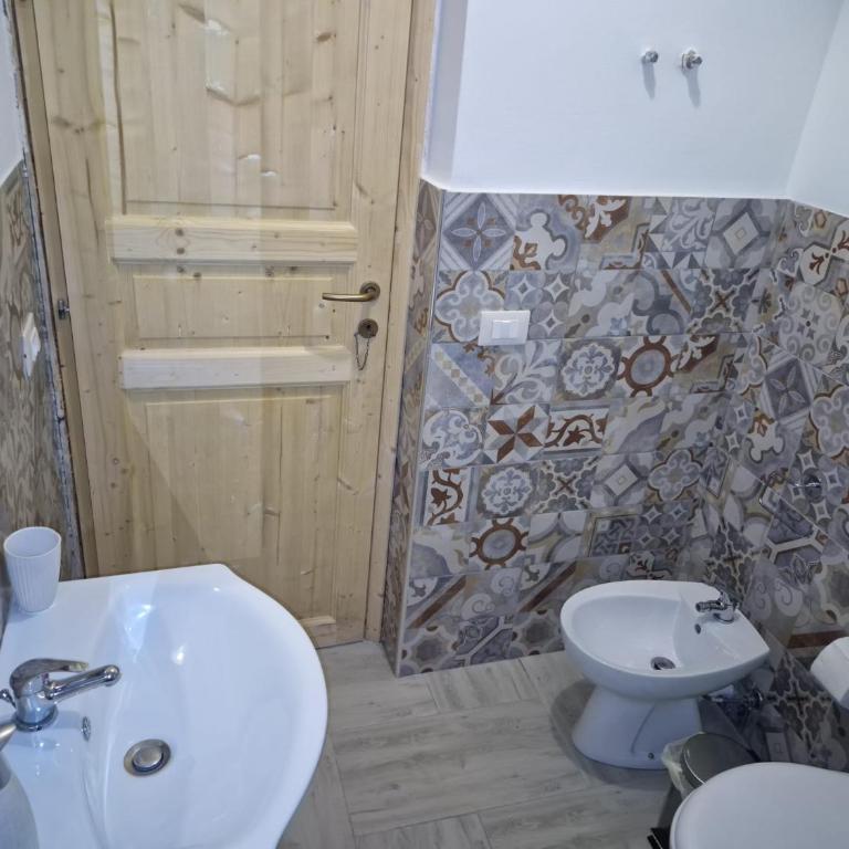 NA ZA ROSA - Casa Vacanze - Camera Tripla con Bagno Privato - 7