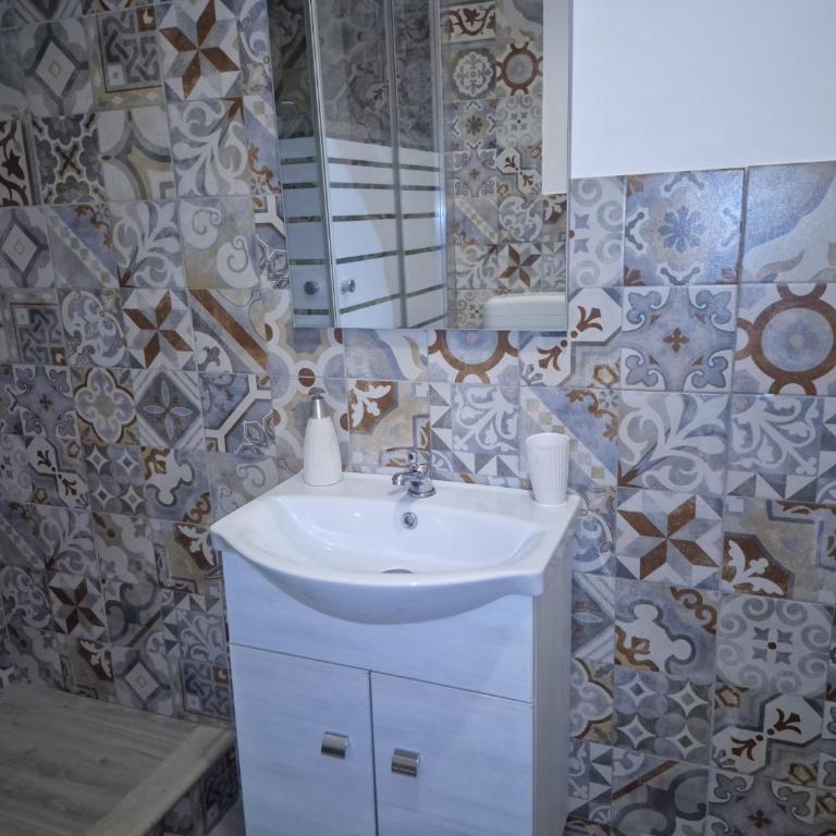NA ZA ROSA - Casa Vacanze - Camera Tripla con Bagno Privato - 8
