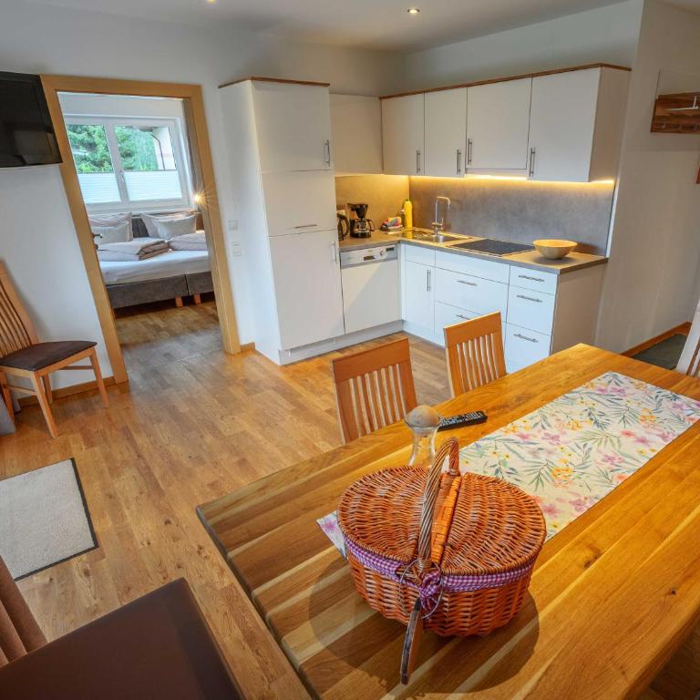 Ferienwohnungen Egger - Apartment mit 2 Schlafzimmern und Balkon - 13