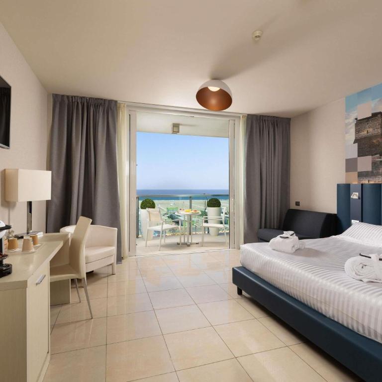 Mercure Hotel Rimini Artis - Camera Privilege Fronte Mare con 1 Letto Matrimoniale e 1 Letto Singolo - 1