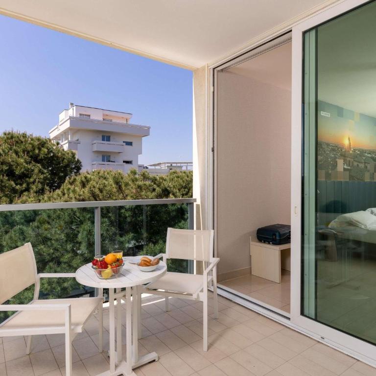Mercure Hotel Rimini Artis - Classic Twin Room with Balcony with Side Sea View - 1