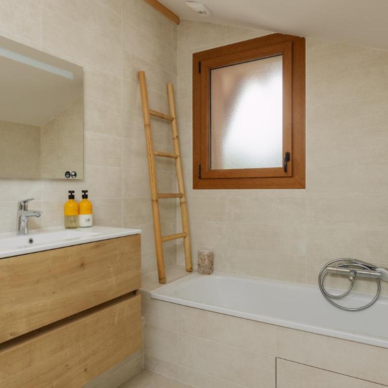 Chalet Le Faon - central Morzine, sleeps 9 - One-Bedroom Chalet - 11