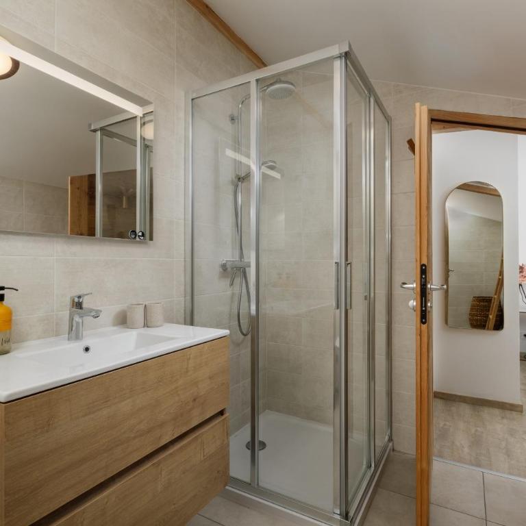 Chalet Le Faon - central Morzine, sleeps 9 - One-Bedroom Chalet - 12