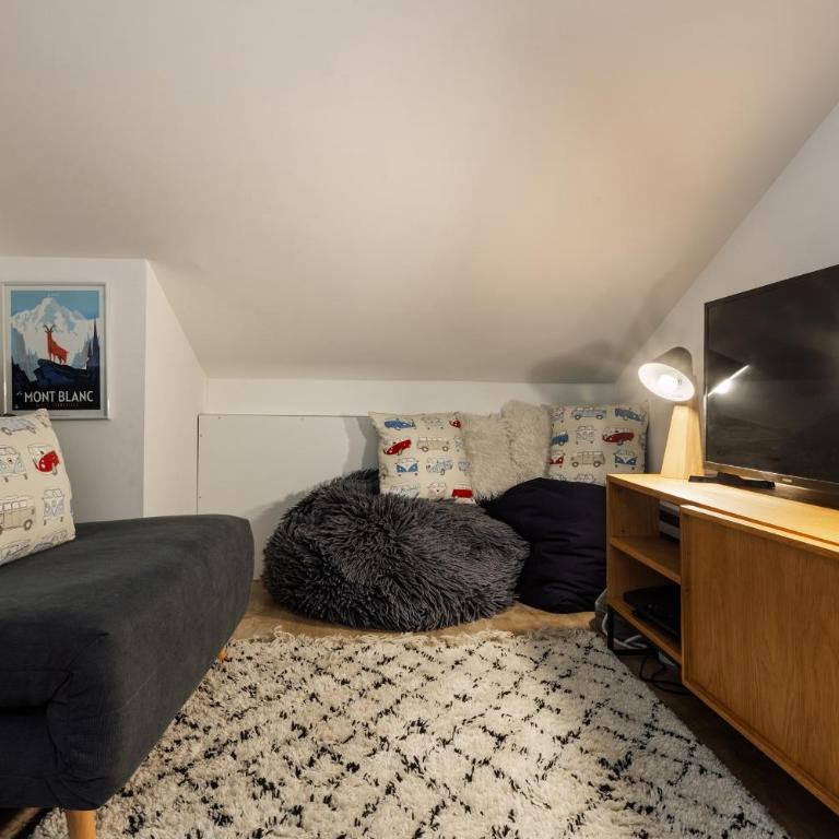 Chalet Le Faon - central Morzine, sleeps 9 - One-Bedroom Chalet - 4