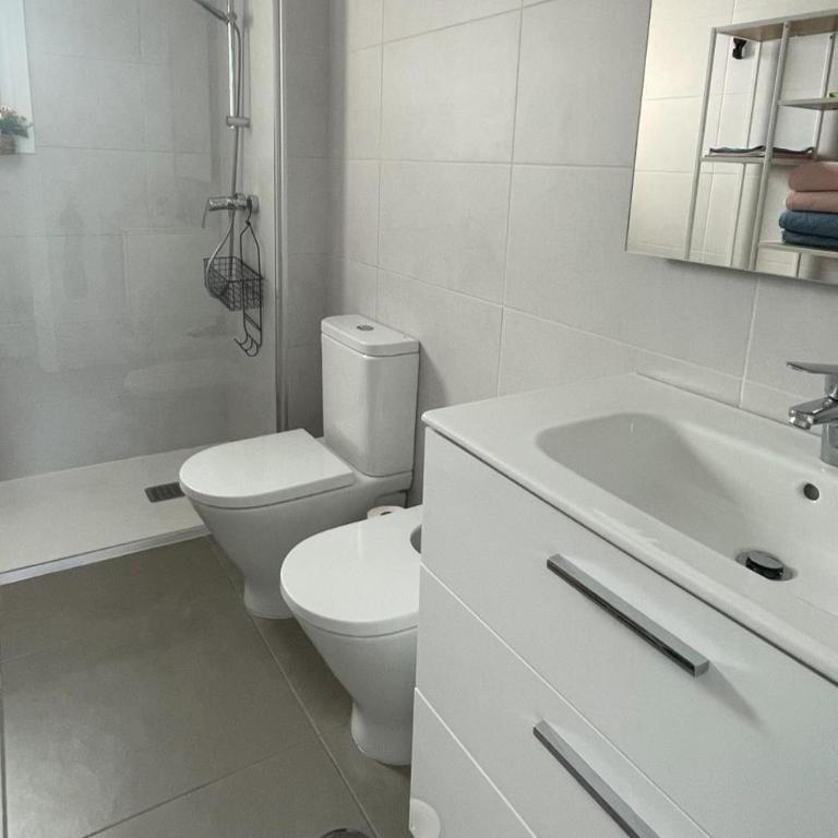 2 Bed Flat - Sleeps 4 - Pool - Parking - Wifi - Apartamento - 9
