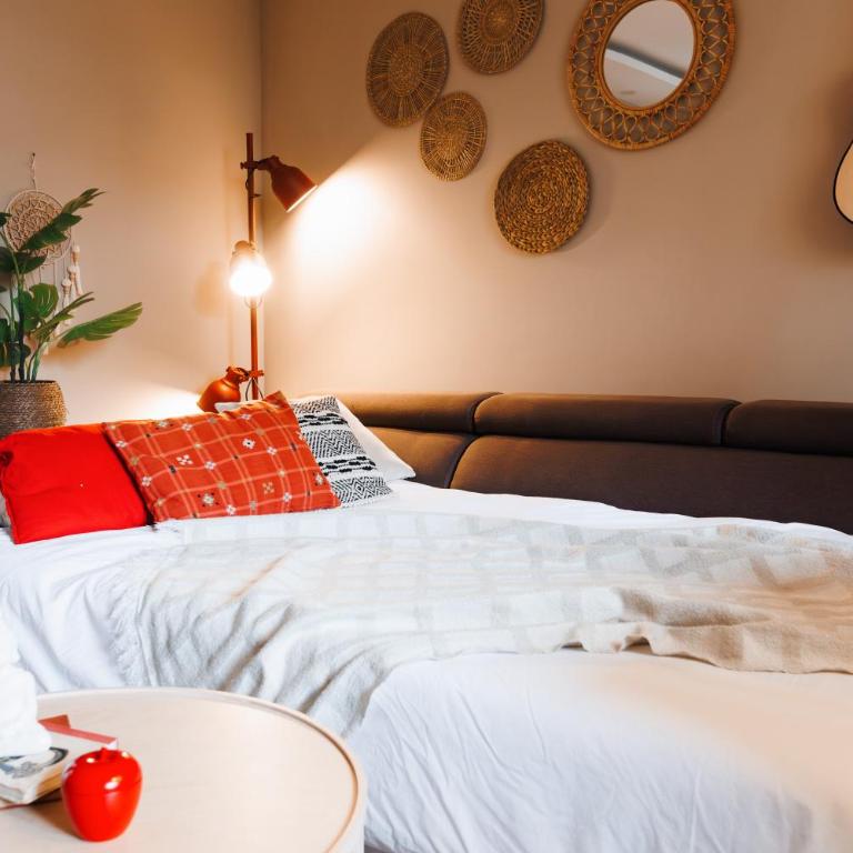 Bright Harmony with Balcony Old Town Renovated - Three-Bedroom Apartment with Balcony - 20