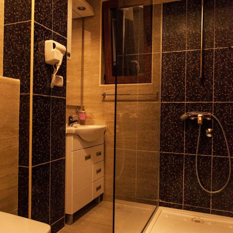 Hotel Velkom - Dvokrevetna soba sa Bračnim Krevetom, Terasom i Pogledom na More - 12