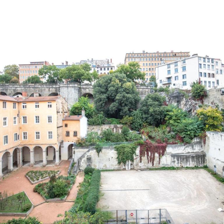 Clos Saint Benoît - One-Bedroom Apartment with City View - 2