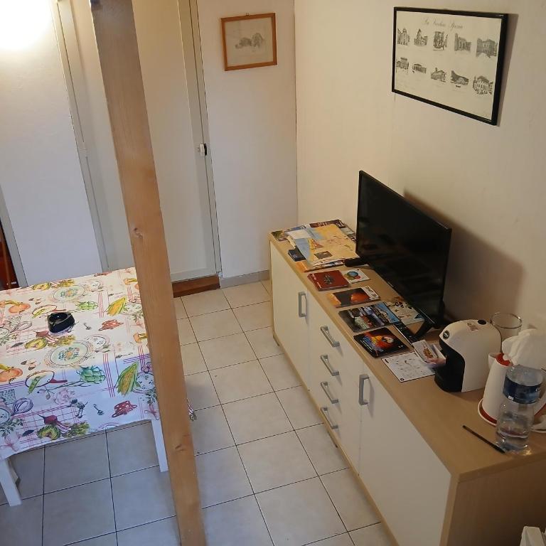 Tri-na-krì-a - Three-Bedroom House - 4