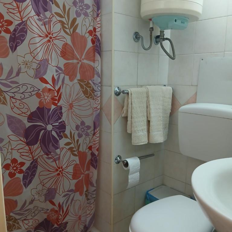 Tri-na-krì-a - Three-Bedroom House - 9