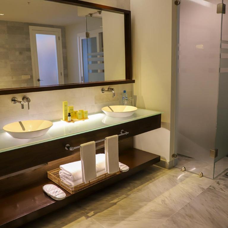 Palacio Mundo Imperial Riviera Diamante Acapulco - Master Suite mit Kingsize-Bett und Blick auf den Stadtteil Diamante - 4