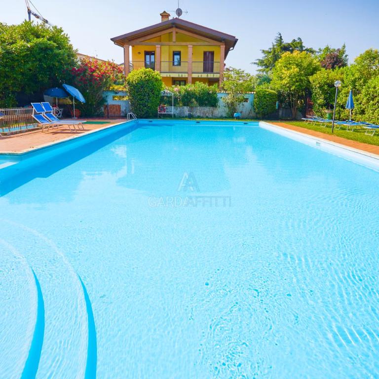 Sunshine Apt - Solarium Vista Lago a 350m dal Lago con Piscina - Appartamento con 2 Camere da Letto - 2
