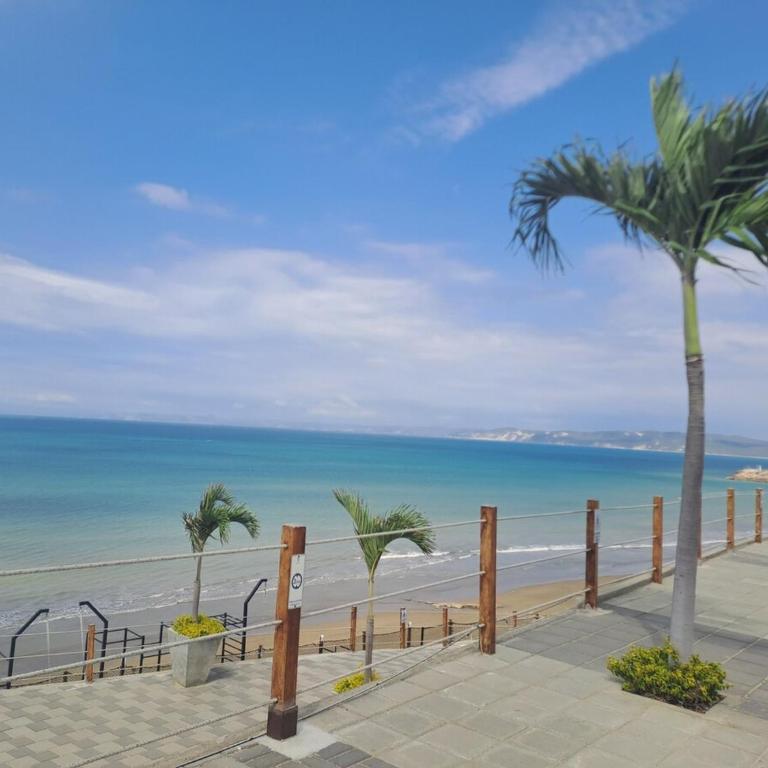 Casa con vista al mar y piscina en Manta - Three-Bedroom House - 2