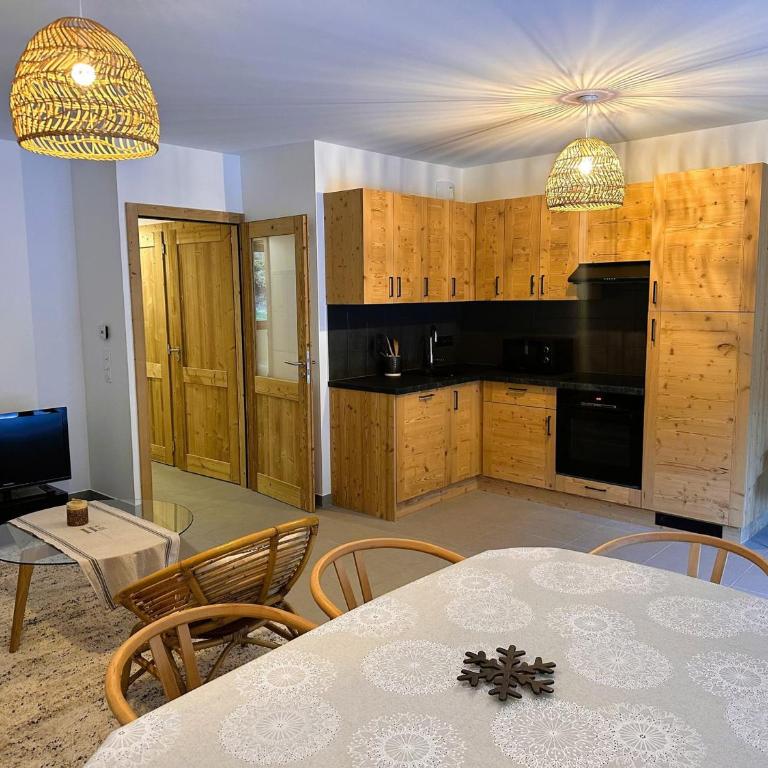 Bel appartement avec grande terrasse, proche du téléphérique - FR-1-464-251 - Apartamento - 3