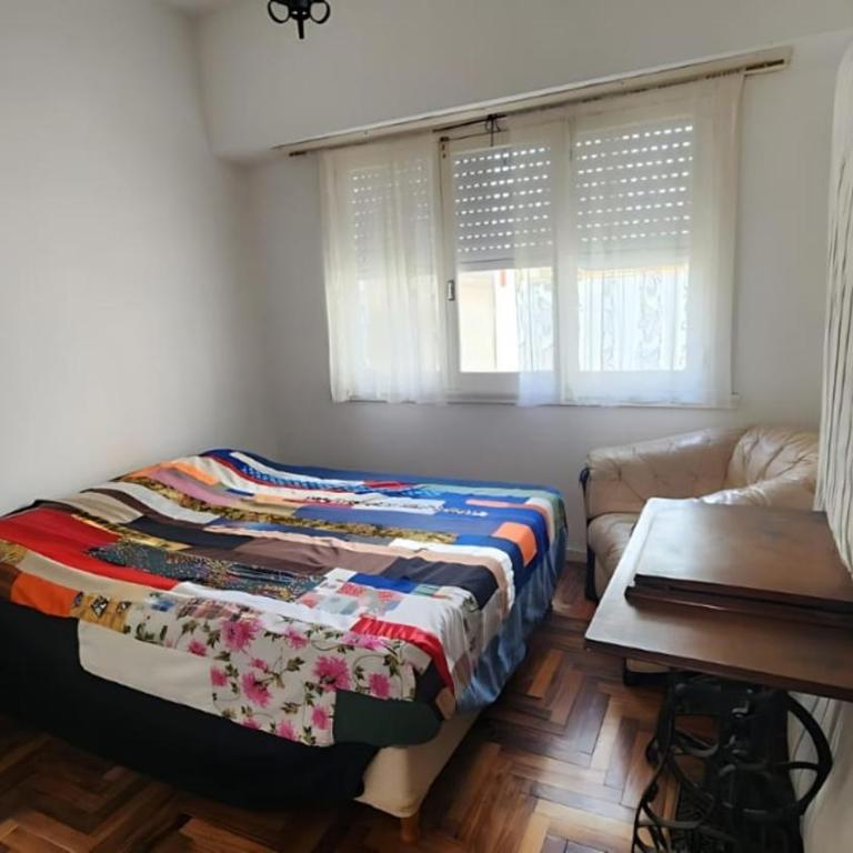 Muy Buen Departamento con vista al Mar desde el Balcon Dos Dormitorios a dos Cuadras del Mar sobre Avenida Colon - Apartamento de 2 dormitorios - 4