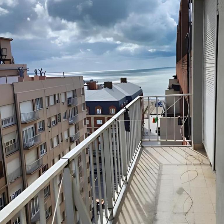 Muy Buen Departamento con vista al Mar desde el Balcon Dos Dormitorios a dos Cuadras del Mar sobre Avenida Colon - Apartamento de 2 dormitorios - 9