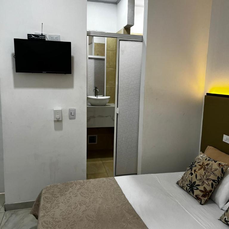 La Puerta del Ángel LOW COST - Habitación Familiar con baño privado - 2