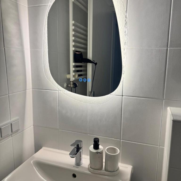 Modern City Apartment 1 - One-Bedroom Apartment - 13